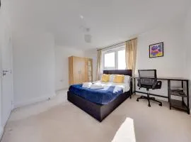 Spacious Double Bedroom In Shared Guest In Reading