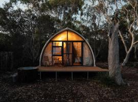 Eco Luxury - Heated - Hot Tub - Waterfront - Freycinet, hotel com spa em Coles Bay