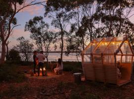 Numie - Freycinet Peninsula - Glamping - Heated - Waterfront, ξενοδοχείο σε Coles Bay