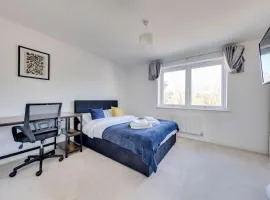 Spacious Double Bedroom In Guest Shared House
