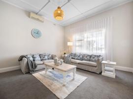 Hamptons Bungalow at Semaphore - 3BR, Parking, BBQ, bungalow in Glanville