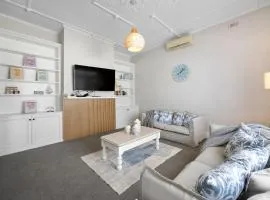 Hamptons Bungalow - Walk to Semaphore South Beach