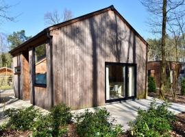 Cozy chalet with terrace, hotel v destinaci Zutendaal
