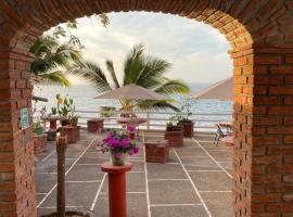 Traditional Sierra Leon Oceanfront Rooms - Adults Only, hotel bajet di Puerto Vallarta