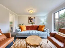 Spacious 5-Bed Riverside Apt with Free Parking
