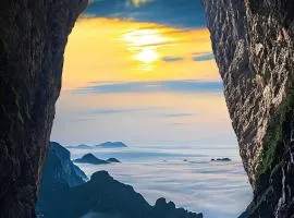 Patio Spring Holiday Inn -- Free round trip pick-up service --Panoramic view of Tianmen Mount
