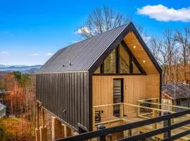 The Flame Azalea - Luxury Treehouse - Hot Tub, Wi-Fi, Soaring Views, 10 Min to PF - Perfect for Couples!