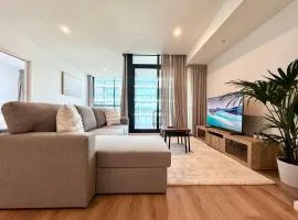 Luxury CBD Escape - 1BR Apartment with Pool & Gym