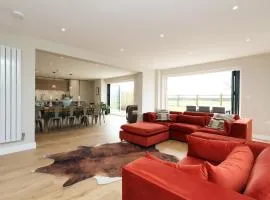 The Gathering Barn Sleeps 12 & Hot Tub Perfect for Large Families, Birthdays and Gatherings, Rural Location in Herefordshire, Close to Ross on wye, Hay on Wye and Monmouth