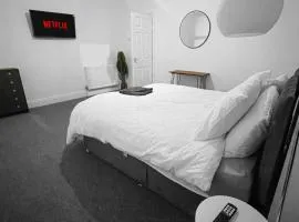 4 Bedroom With Free Parking, Games & WiFi - Near MKM Stadium, Royal Infirmary Hospital - Contractors, Families & NHS Workers By Hush Haven Homes Short Lets and Serviced Accommodation