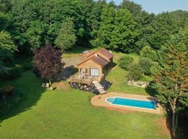 CHALET en pleine NATURE AVEC PISCINE PRIVATIVE, hotel u gradu 'Rosiers-de-Juillac'