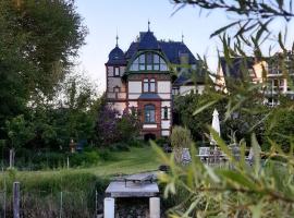 Villa Daries - Ferienwohnung mit eigenem Müritzstrand, hotel in Waren