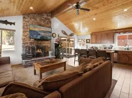 Lakeside Cottage, Charming 3-BDRM Retreat W Hottub
