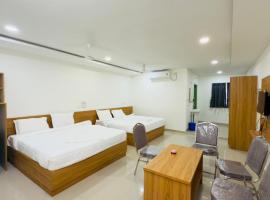SRI HARSHA AC Luxury rooms, hotel di Warangal