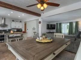 Cozy and Bright 3br apartment 15 min to DT Avl