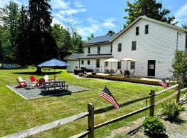 Berkshire Retreat Grand Home with Hot Tub and Large Yard, 5 mins from Jiminy Peak, resort de esqui em Hancock