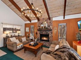 Everwood Serenity Treehouse on Sledding Hill, hotel in Big Bear Lake