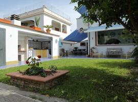 Villa con giardino a pochi passi dal mare, hotel v destinaci Ardea