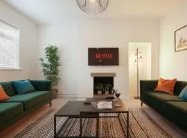 The Lodge - comfortable, stylish, 3 bedroom home with 3-6 beds near Utilita Arena - free parking