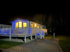 Premium location - Sleeps 6 - Caravan on The Lakes, hotel i Mablethorpe