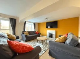 Stunning 4 BR Townhouse for 8 With Free Parking