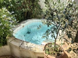 Cosy tiny home near Grasse, hotel v Grasse