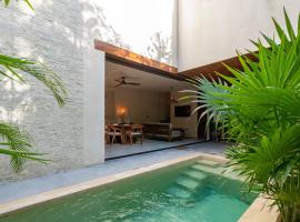 Moonstone - Villa with private pool and 24hrs security & Beach club access, hotel di Tulum