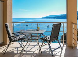 Studio apartment above promenade w terrace & parking, Hotel in Rabac