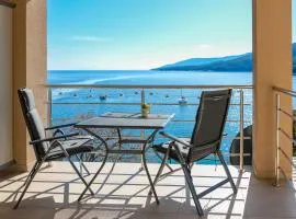 Studio apartment above promenade w terrace & parking