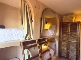 The Cove Surf House, hotel v destinaci Tamraght Ouzdar