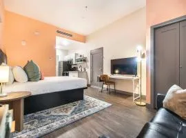 Cozy and Vibrant Studio Stay - Walk Score 72