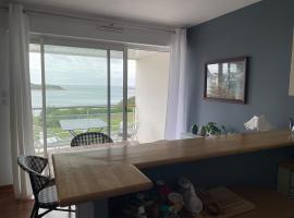 Sea view apartment, Center Audierne, plážový hotel v destinaci Audierne