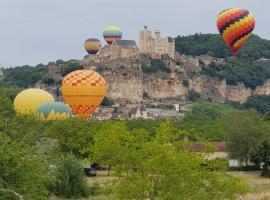 Chambres d'hôtes BELLE-VUE -Vue sur château, ξενοδοχείο σε Castelnaud La Chapelle