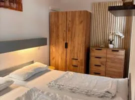 Schöne Ferienwohnung mit Schwimmbad, Sauna und Balkon