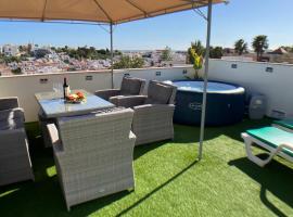Apartment Beta - 2 Bedrooms, Private Rooftop Patio with Hot Tub, BBQ and View, khách sạn ở Ferragudo