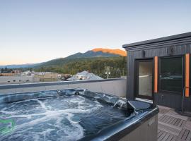 Downtown Loft with Rooftop Hot Tub by StayIn, hotel a Fernie