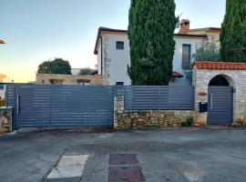 Croatian Family Pool House near Sea, Hotel in Vabriga