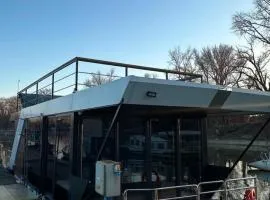 Bright Room Houseboat