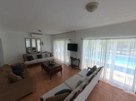 Beach House in Tela with a Pool, hotel v destinaci Tela