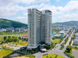 Bay View Halong Homestay Panoramic Bay View Luxury Apartment, aparthotel v destinaci Ha Long