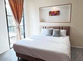 บ้านต้นลมสุวรรณภูมิ Baantonlom suvarnabhumi, cottage in Ban Khlong Thewa