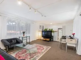 Cozy 2Bed& 1Bath Guest Suite surrounded by garden near Lake with Free parking and Wi-Fi