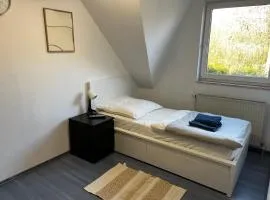 Einzelbettzimmer mit Flachbild TV und Küche bei Hamburg City und Airport