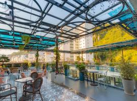 Roza Luxury Cat Ba - Cave hotel, Swimming Pool & Rooftop, hotel v destinaci Cát Bà