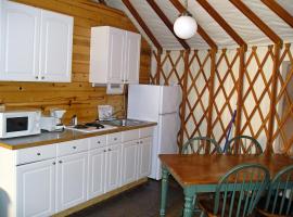 Yosemite Lakes River Yurt 21, feriepark i Harden Flat