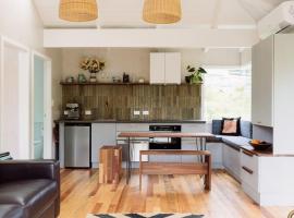 Wainui Stream Cottage, hotel em Raglan