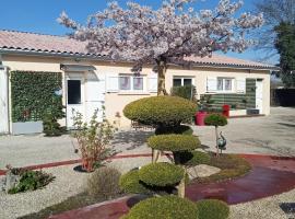 une pause quelque part au jardin des érables et des niwakis, apartment in Saint-Médard-de-Guizières