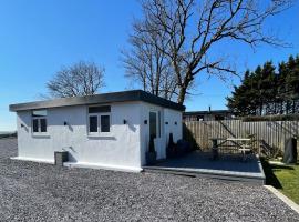 Seiriol, Modern Lodge with Games Room Access, chalet de monta&ntilde;a en Menai Bridge