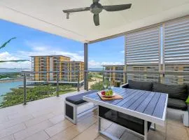 Waterfront Haven Stylish 2 Bedroom Top Floor Apt