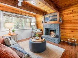 Moonridge Manor Modern, Cozy Retreat with Hottub!